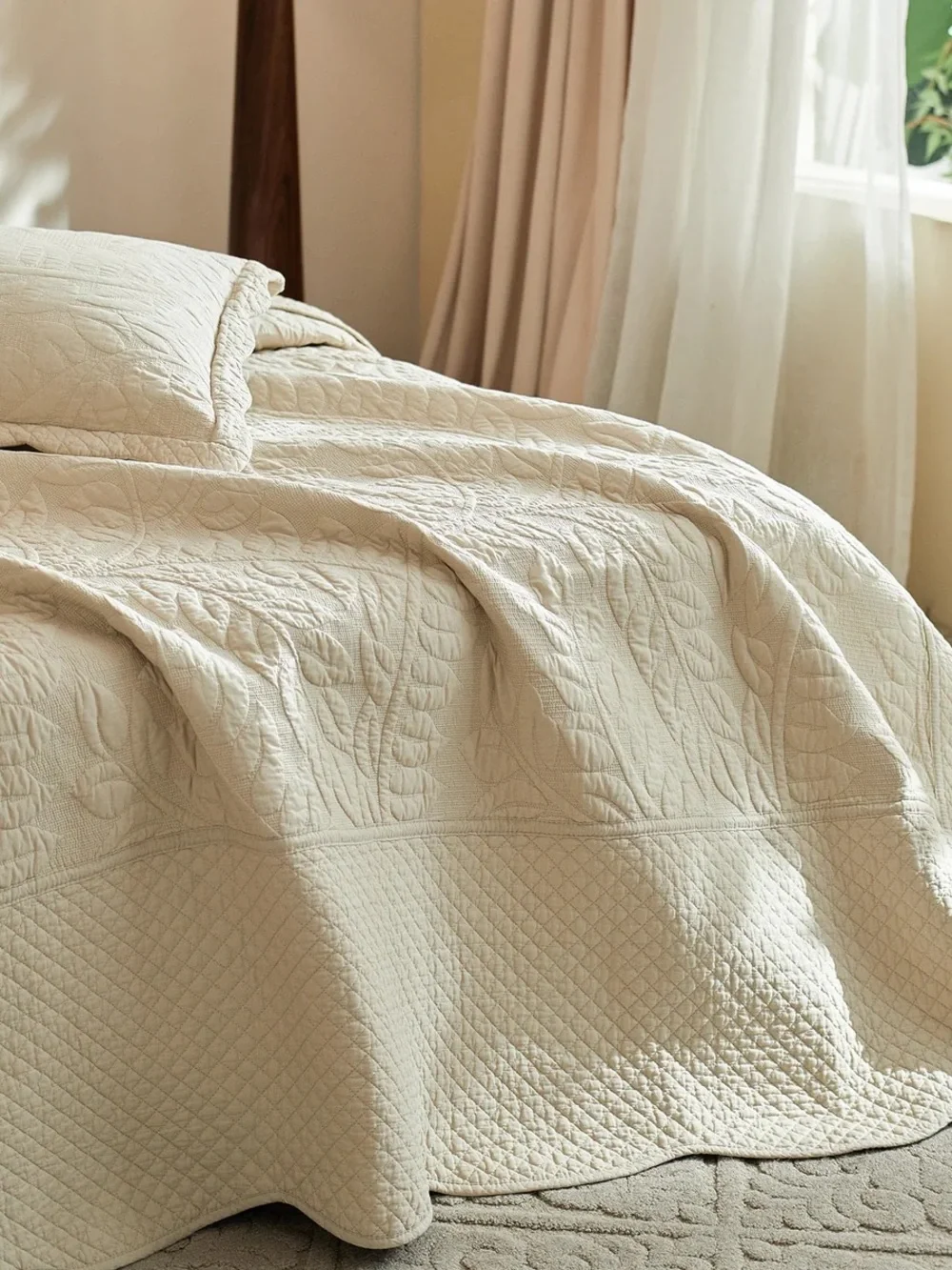 Classic Quilted king/cal king 3 pieceBedspread Set in Cream with Scalloped Shams